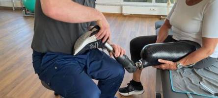 Marlies Eichner und die Anpassung ihrer Beinprothese