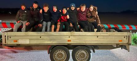 Sielenbacher Kinder stehlen Maibaum in Hofis Erlebnispark – unter den Augen des Wachmanns