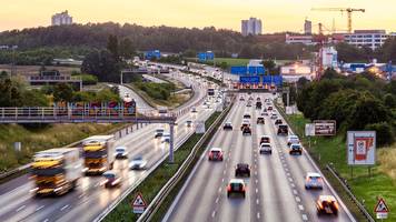 lkw brennt: a8 in beide richtungen gesperrt