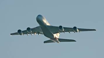 spaniens tourismusminister rät urlaubern: flüge jetzt buchen, bevor sie deutlich teurer werden