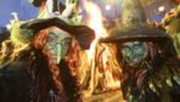 brauchtum: hexen und teufel tanzen ums feuer: walpurgis im harz