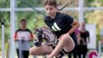 Kurioses: Reitmeisterschaft ohne Pferd: Was ist Hobby Horsing?