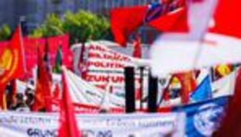 Tag der Arbeit: Gewerkschaften machen gegen Stellenabbau mobil