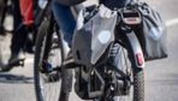 Tödlicher Unfall: Auto und E-Bike stoßen zusammen: Radfahrer stirbt