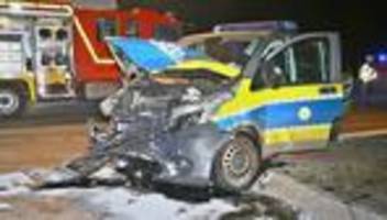 Unfälle: Polizeiwagen prallt im Einsatz gegen Auto - fünf Verletzte