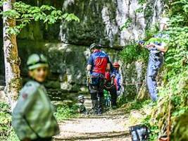 Acht Begleiter gerettet: Wanderer stirbt nach Notfall tief in der Falkensteiner Höhle