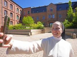 Döner und Feminismus: Ordensschwestern entstauben bei Instagram Kloster-Klischees