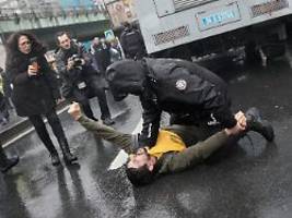 polizei setzt tränengas ein: hunderte festnahmen am 1. mai in istanbul