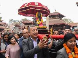 war nach new york verschwunden: vor jahrzehnten geklaute buddha-statue kehrt in tempel in nepal zurück