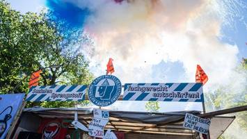 Satirische Demo im Villenviertel zum 1. Mai: Viel Tennis, viel Pyrotechnik