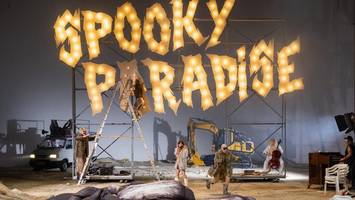 Gruppenbild mit Bagger: „Spooky Paradise“ an der Volksbühne