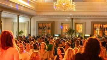glamour-party auf dem süllberg: blankeneser unternehmer feiern ganz in weiß