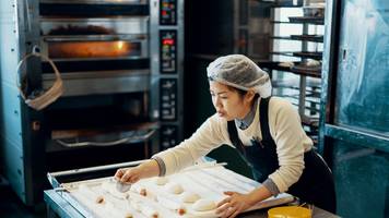 rei (34) ist als flugbegleiterin um die welt gereist – jetzt betreibt sie eine bäckerei im ländlichen japan