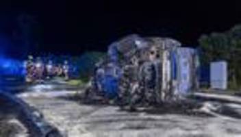 Auto brennt aus: Fünf Verletzte bei Unfall in Velbert - Auto in Flammen