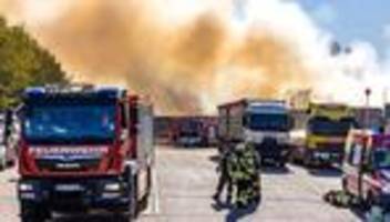 feuerwehreinsatz: brand in weißenfelser entsorgungsbetrieb dauert an