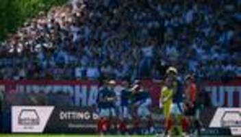 2. Fußball-Bundesliga: 2:0 gegen Braunschweig: Holstein Kiel feiert Klassenerhalt