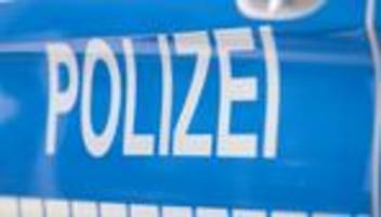 Kriminalität: Autofahrer bringt Fußgänger in Gefahr und schlägt Passant