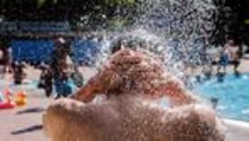 Sommer im Mai: Erste Freibäder offen - Berliner genießen Badewetter im Mai