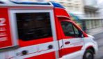 unfälle: motorradfahrer auf autodach geschleudert - schwer verletzt