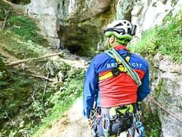 aus 1300 metern tiefe: helfer bergen leiche von wanderer aus falkensteiner höhle