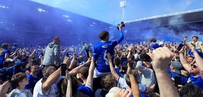 Championship: Ed Sheeran und Ipswich Town feiern Aufstieg, Ryan Reynolds' AFC Wrexham bleibt zweitklassig