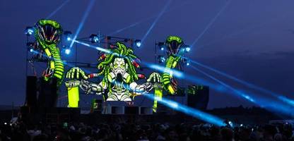 Frankreich: 40.000 Menschen feiern illegale Technoparty auf Militärgelände