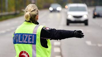 Brennender Pkw auf A7 Richtung Süden – Fahrzeuginsassen bleiben unverletzt
