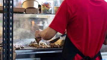 Mitarbeiter wegen Diebstahls von 80.000 Dollar durch Mac-and-Cheese-Trick angeklagt