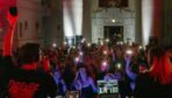 disco am wiener zentralfriedhof: es bebe der zentralfriedhof