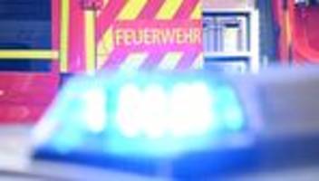 Feuerwehr im Einsatz: Wohnhaus brennt komplett aus – 700.000 Euro Schaden