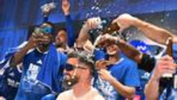2. Fußball-Bundesliga: Schalke zurück in der Bundesliga – Fans legen Verkehr lahm