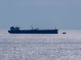 Angriff auch auf Ostsee-Ölhafen: Ukraine meldet Attacke auf Russlands Schattenflotte