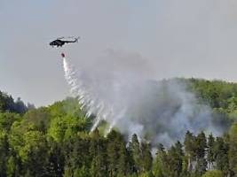 Feuer nahe deutscher Grenze: Hunderte Einsatzkräfte bekämpfen Waldbrand in Böhmischer Schweiz