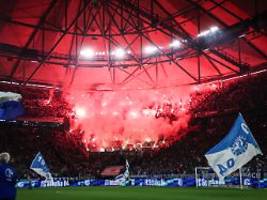 Schalkes Aufstieg überschattet: Fortuna-Fans werfen Pyrotechnik: 31-Jährige schwer verletzt