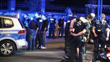 unbekannter schießt zwei jungen männern in neukölln in die beine