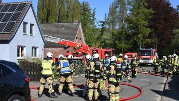 Großer Brand wütet in Anbau – drei Feuerwehren retten Einfamilienhaus