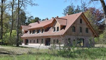 Spektakulär: Wie Herr Spielberg in der Heide ein Märchendorf baut