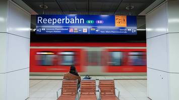 zwei personen aus den gleisen gerettet – der grund ist kurios