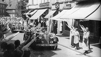 warum hitlers fahrt durchs sachsentor zur jubel-parade wurde