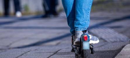 e-scooter-fahrer streift geparktes auto und flüchtet