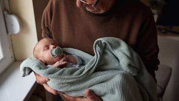 Die beste Aufgabe, die ich je hatte: Rentner (73) ist Kuschelpartner auf der Neugeborenen-Intensivstation