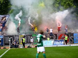 TSV 1860 München: Löwenfans zünden ihre eigene Fahne an