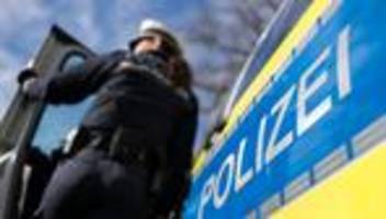polizeieinsatz: mann versteckt sich vor polizei in fremder wohnung
