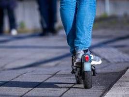 Frau findet Leiche in Gebüsch: Vermeintlich harmloser Unfall stellt sich als vermutlich tödlich heraus