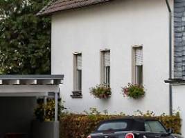 Mutter und Großeltern angeklagt: Kind jahrelang eingesperrt - Gericht verkündet Urteil