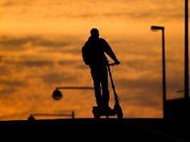 Urteil aus dem Verkehrsrecht : Betrunken auf dem E-Scooter? Wann der Führerschein weg ist