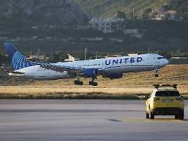 vorfall nahe new york: boeing-flugzeug streift lkw und laternenmast auf autobahn