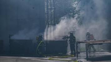 Brand bei Spedition auf der Veddel – Flammen schlagen aus Müllcontainern