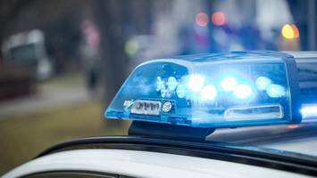 Junge Frau springt auf Bundesstraße 206 wahllos vor fahrende Autos