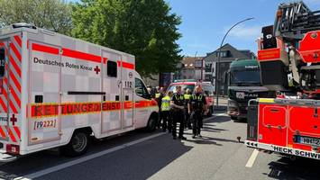 lkw erfasst fußgänger auf der b73 – verletzter im krankenhaus